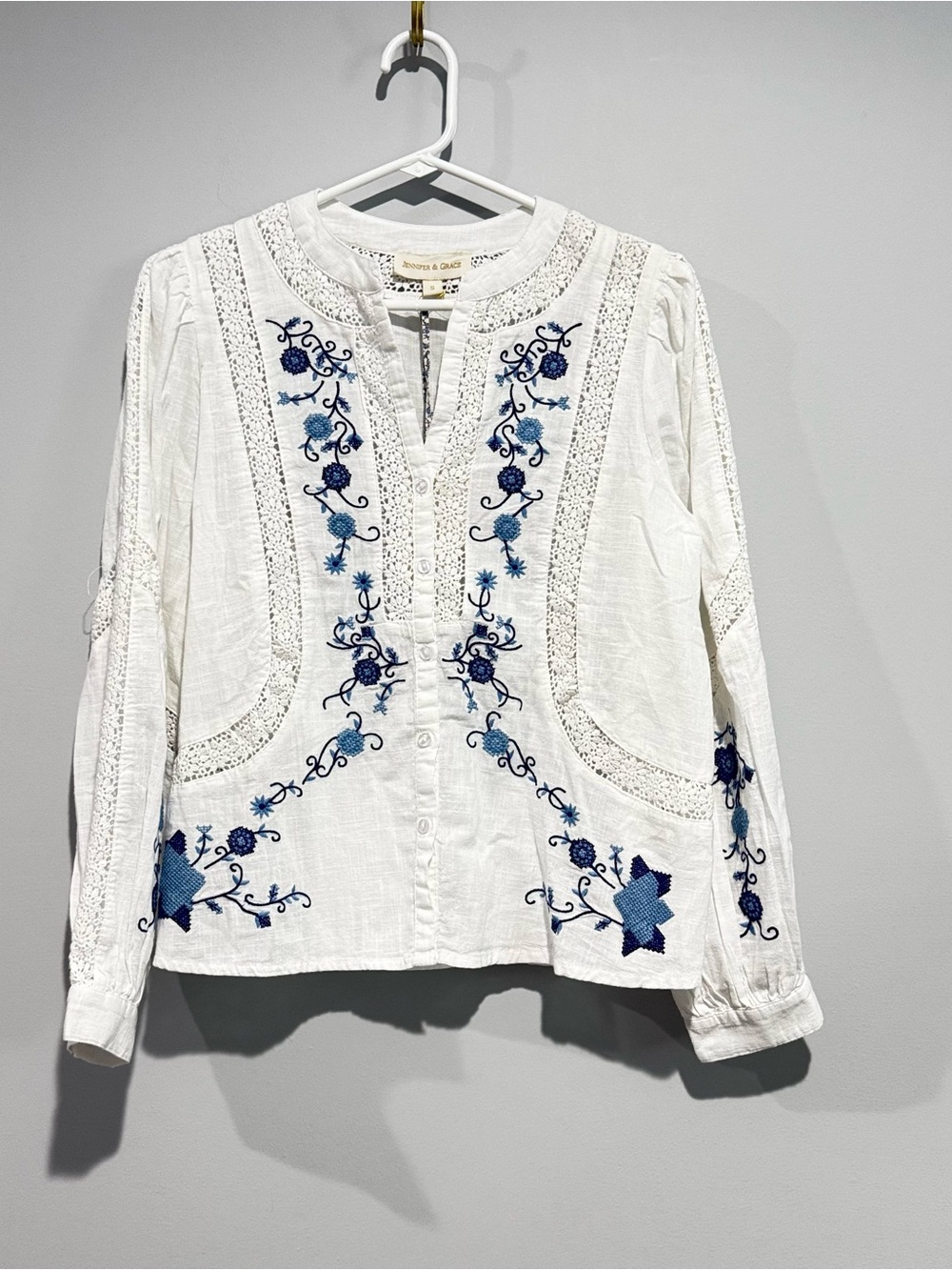 NWT Jennifer Grace Boho Embroidered White Peasant Top with Blue Accents Size S